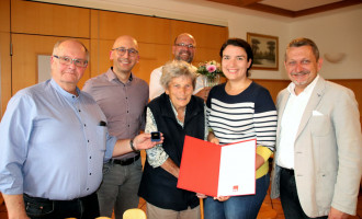 Der Vorstand und Bürgermeister Klaus Korneder gratulieren Marlies Grabe zu 50 Jahren Mitgliedschaft