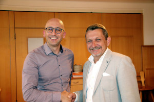 Bürgermeister Klaus Korneder gratuliert Akın Ercan zur Wahl als Vorsitzenden